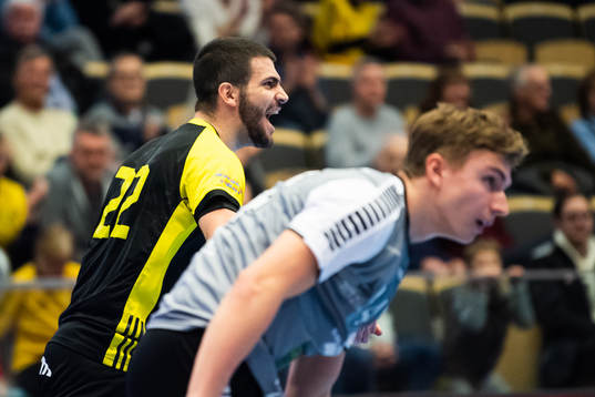 Sävehofs Gzim Salihi jublar medan Önnereds Jonas Daglund