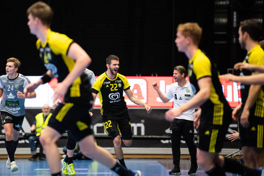 Sävehofs Gzim Salihi jublar framför Önnereds tränare