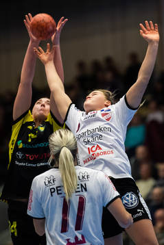 Sävehofs Linnea Pettersson och Lugis Kajsa Dahlberg i kamp