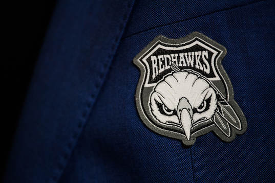 Malmö Redhawks klubbmärke som emblem på en kavaj