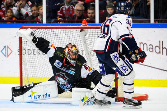 Malmö Redhawks målvakt Cristopher Nihlstorp räddar