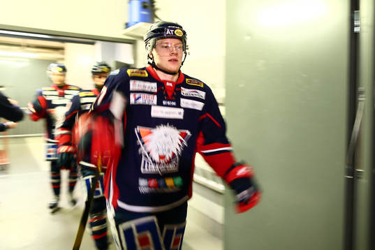 Linköpings Anton Karlsson före ishockeymatchen i SHL