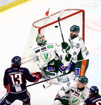 Färjestads målvakt Markus Svensson och Jesse Virtanen