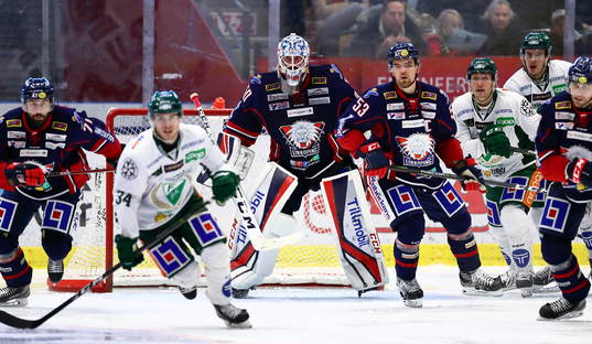 Linköpings målvakt Jonas Gustavsson och Eddie Larsson