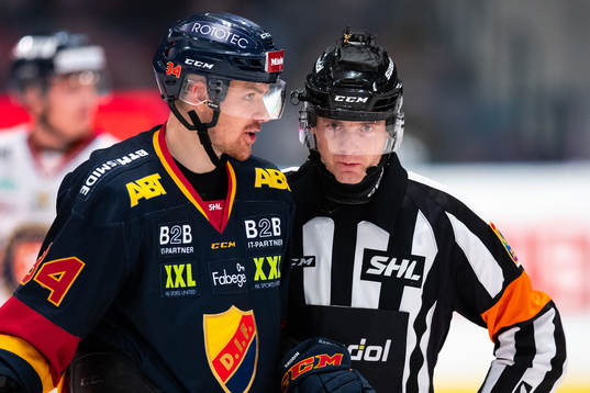 Djurgårdens Daniel Brodin i diskussion med domaren