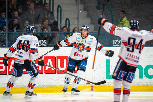Växjös Erik Josefsson jublar med lagkamrater