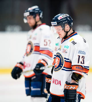 Växjös Julius Junttila (närmast i bild) deppar med Arvid
