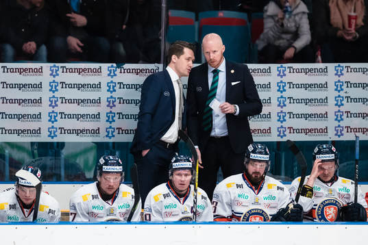 Växjös tränare Sam Hallam (v) diskuterar med