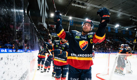 Djurgårdens Jacob Josefson firar segern med fansen