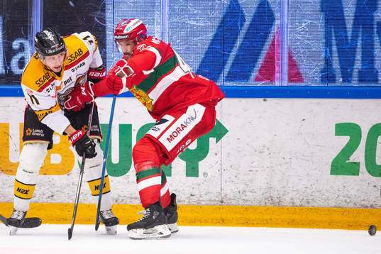 Luleås Petter Emanuelsson och Moras Matej Stransky
