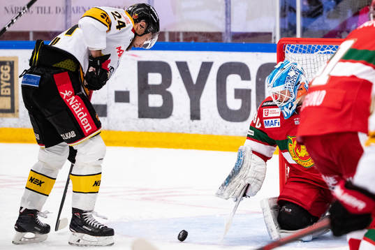 Luleås Johan Harju  och Moras målvakt Janne Juvonen