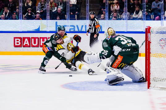 Färjestads Oskar Steen och Brynäs Joachim Rohdin i kamp