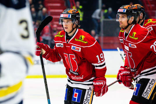 Örebros Patrik Virta jublar med lagkamrater