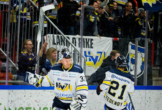 s målvakt Jonas Gunnarsson jublar