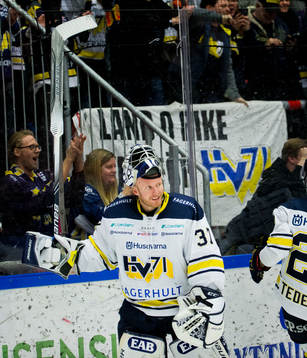 s målvakt Jonas Gunnarsson jublar