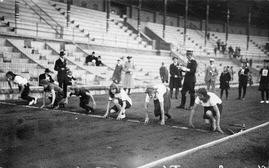 Skolungdomens tävling, 60 m. Ernst Killander i uniform.