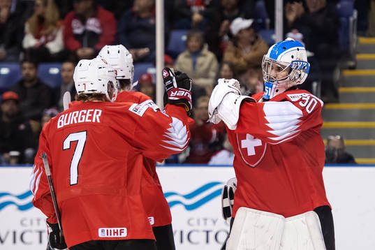 Gianluca Burger and goaltender Luca Hollenstein of