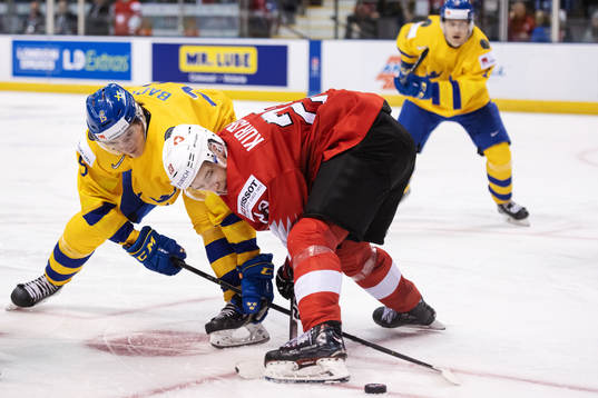 Oskar Bäck of Sweden and Philipp Kurashev of Switzerland