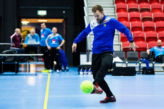 Förbundskapten Kristján Andrésson spelar fotboll