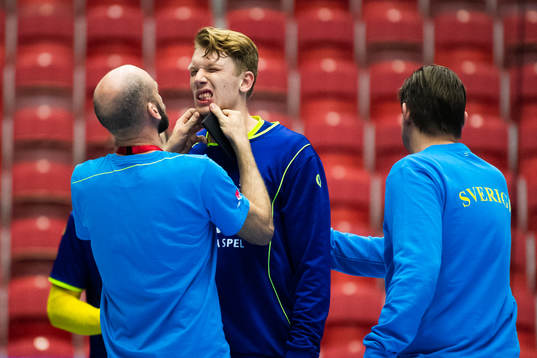 Daniel Jerrhag undersöker Simon Jeppson