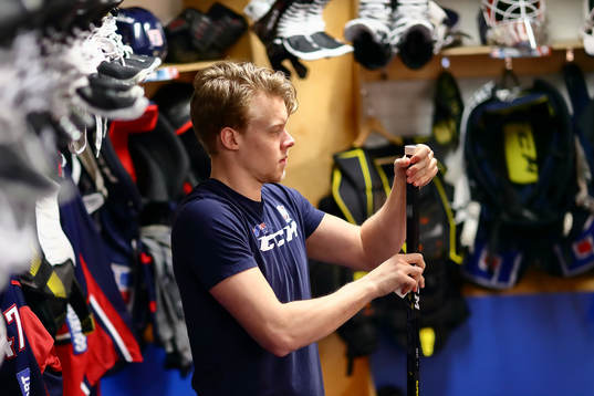 Linköpings Anton Karlsson tejpar klubban före