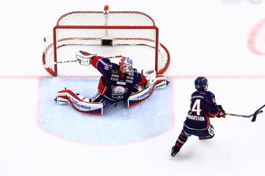 s Markus Ljungh förbi Linköpings målvakt Jonas Gustavsson