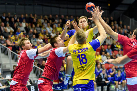 Sveriges Albin Lagergren lägger in bollen till Fredric