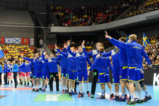 Sveriges spelare före träningslandskampen i handboll