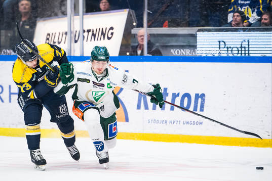 s Sebastian Wännström och Färjestads Johan Ivarsson i