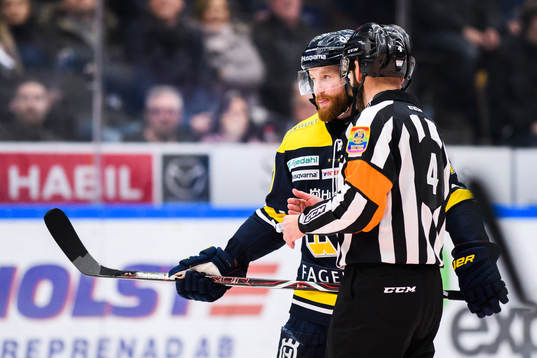 s Robin Figren diskuterar med domaren