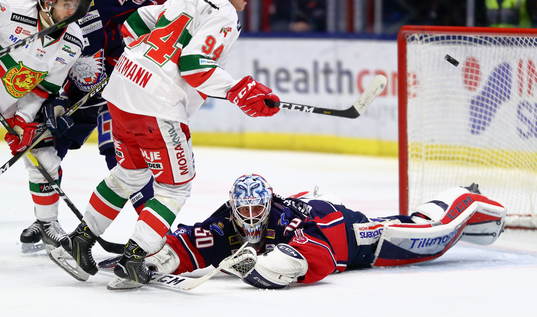 Linköpings målvakt Jonas Gustavsson släpper in mål 1-3