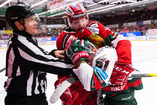 Moras Sebastian Hartmann i bråk med Frölunda Mats Rosseli