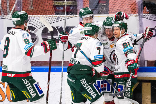 Frölunda Samuel Fagemo jublar med lagkamrater