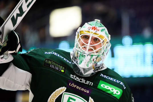 Färjestads målvakt Adam Werner jublar