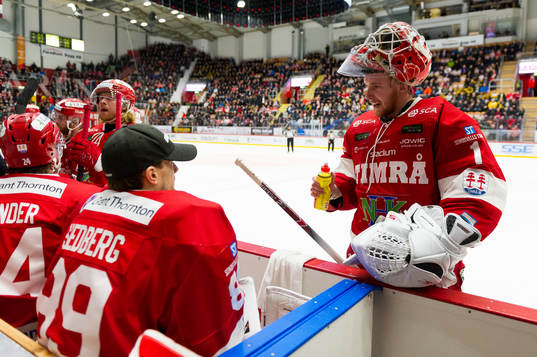 Timrås målvakt Victor Brattström pratar med målvakt