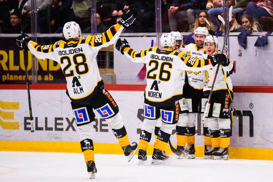 Skellefteås Albin Lundin jublar med lagkamrater