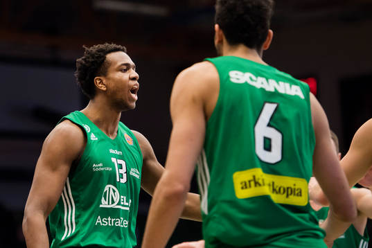 Södertäljes Eric Adams jublar