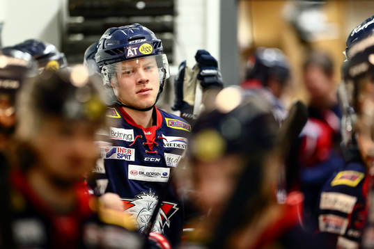 Linköpings Anton Karlsson före ishockeymatchen i SHL