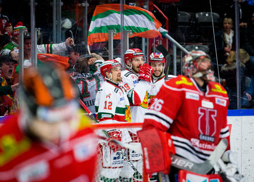 Örebros målvakt Stefan Steen deppar och Moras John