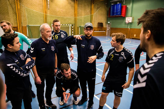 IK Sunds tränare Mattias Persson instruerar spelare