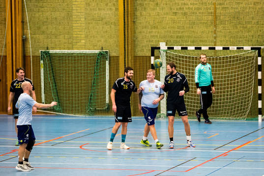 IK Sunds Fredrik Persson och Andreas Thynell försvarar