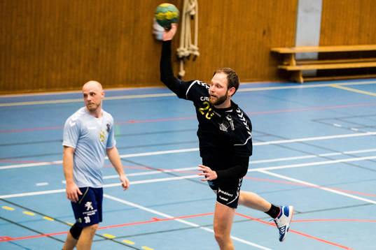 IK Sunds Andreas Thynell skjuter