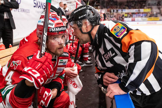 Moras Viktor Amnér och domare Patrik Sjöberg