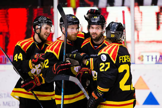 Brynäs Simon Bertilsson (m) jublar med Emil Forslund  ,