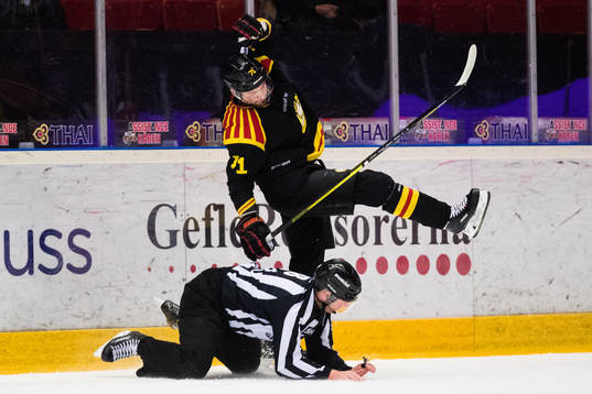Brynäs Robert Kousal görs ner av linjedomaren
