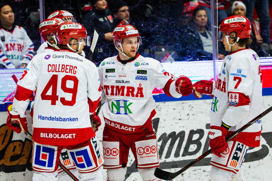 Timrås Patrik Blomberg jublar med lagkamrater