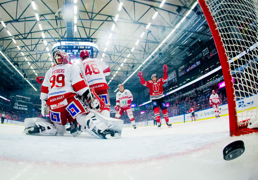 Örebros Jere Sallinen jublar vid 2-0 på Timrås målvakt