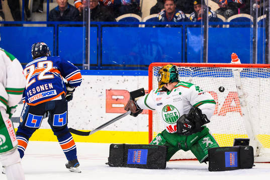 Växjös Janne Pesonen gör 5-3 bakom Rögles målvakt