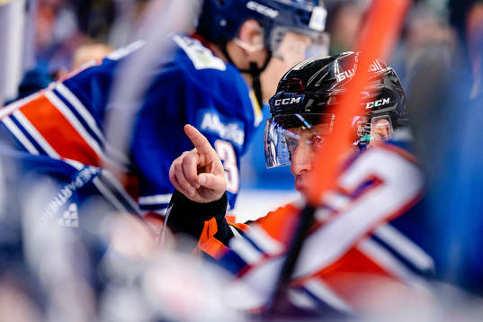Domare Sören Persson pratar med Växjös spelare och ledare