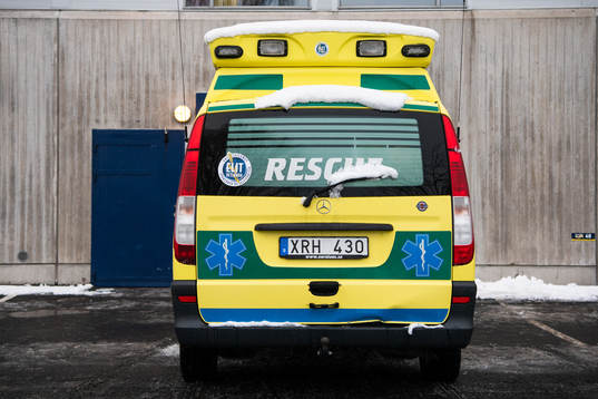 En ambulans utanför arenan
